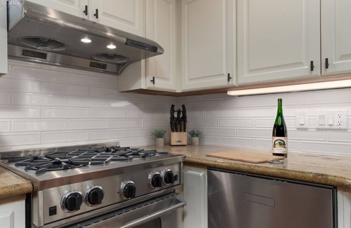 Harlow House | Reunion Game House: Stylish Stay, Steps to Autzen