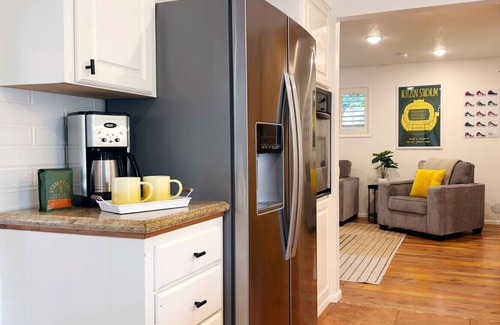 Harlow House | Reunion Game House: Stylish Stay, Steps to Autzen