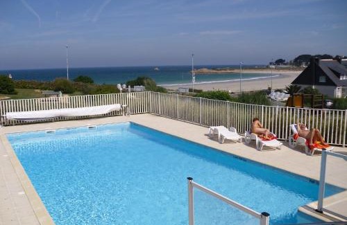 Trevou-Treguignec Apartment | Rez de jardin 5 pers avec piscine, vue directe sur la plage à 40 m