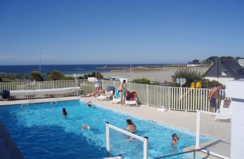 Trevou-Treguignec Apartment | Rez de jardin 5 pers avec piscine, vue directe sur la plage à 40 m