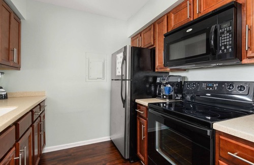 North Capitol Condo | RF1004 ~ King Bed ~ Pool ~ Outdoor space on the River ~ Free Covered Parking ~ 1 Mi to Broadway