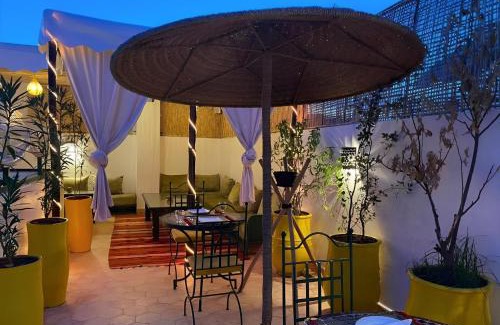 Bab Taghzout House | Riad Iklil