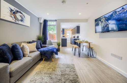 Coventry House | Ribble's Elegant 6-Bedroom House w/Garden