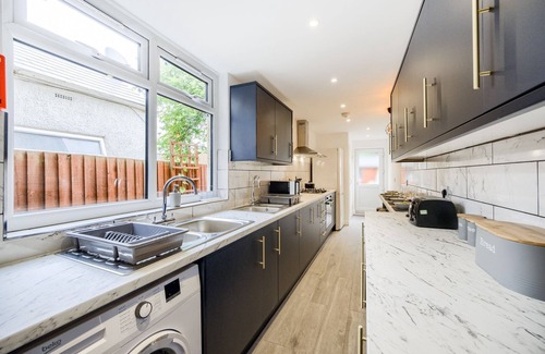 Coventry House | Ribble's Elegant 6-Bedroom House w/Garden