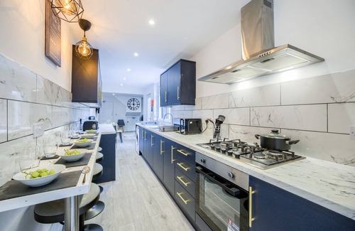 Coventry House | Ribble's Elegant 6-Bedroom House w/Garden