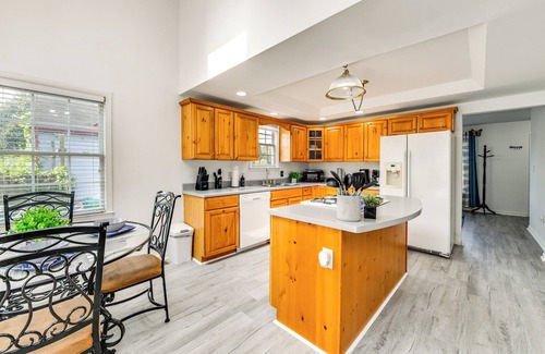 East Highland Park House | Richmond Home w/Deck: 1 Mi to Richmond Raceway!