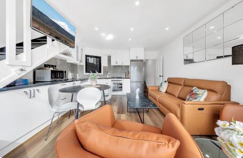Richmond Villa | Richmond Retreat Steps to MCG & Rod Laver & CBD