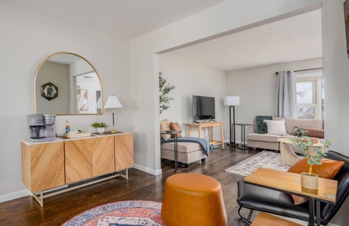 Gahanna House | Ridge Roost: Mid-Century Charm, Modern Comforts near Downtown Gahanna