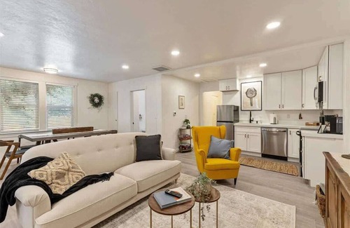 People's Freeway House | Right off i15 & i80, SLC Airport Close By!