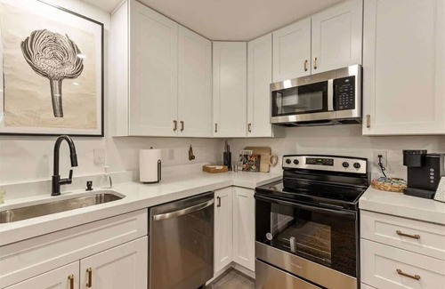 People's Freeway House | Right off i15 & i80, SLC Airport Close By!