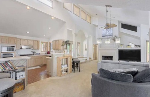 Mount Vernon House | Rio Lakehouse. Sleeps 12!