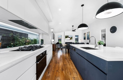 Inverloch House | Ripple Inn; Year-Round Heated Pool, Linen, EV Charger, Wifi; walk to the beach!