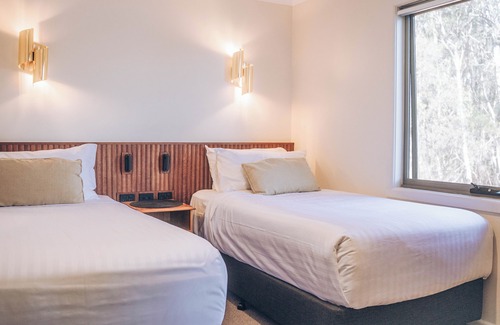 Strahan Hotel | Risby Cove