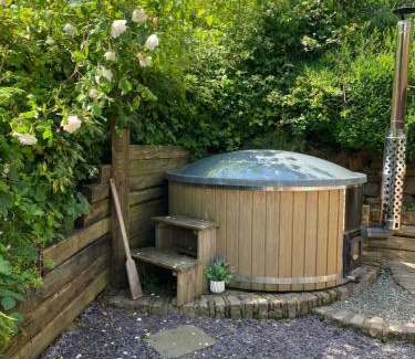 Pontesbury House | Rita's Luxury Retreat with Swedish Hot tub and Wood Fuelled Pizza Oven
