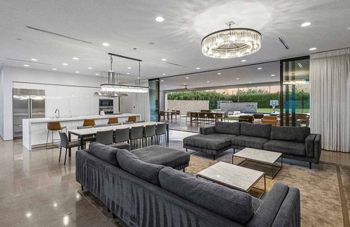 Central Scottsdale House | Ritz Scottsdale: Where Modern Elegance Meets Backyard Recreation Bliss
