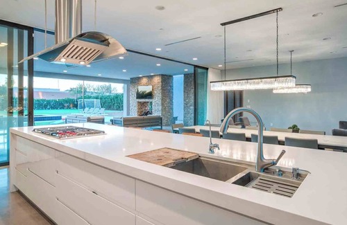 Central Scottsdale House | Ritz Scottsdale: Where Modern Elegance Meets Backyard Recreation Bliss