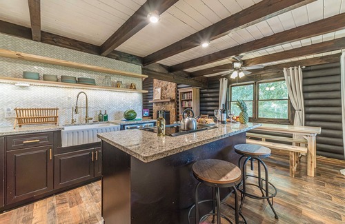 Demorest Cabin | River Bend Lodge- Soque Riverfront Log Cabin | Hot Tub | Pool Table | Movie Room