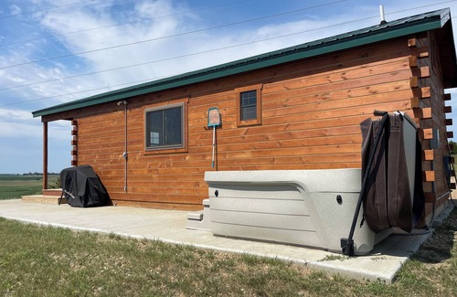 Canistota Cabin | River Bluff Cabin 2- Private Hot Tub & Land, Stunning Bluff & Sunset Views