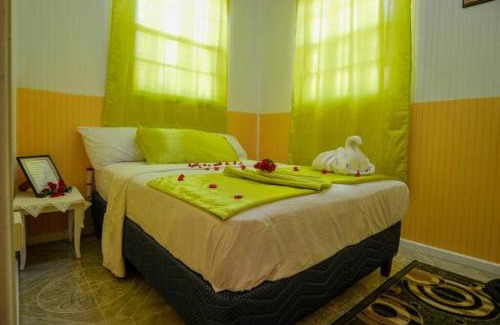 Soufriere House | River Breeze Villa, 5 minutes to beach and town