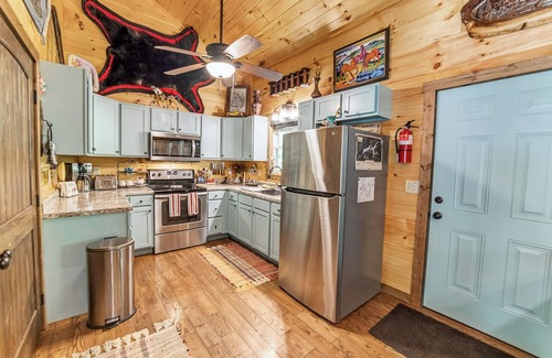 Butler Cabin | River cabin on 45 acres of private mountain land PET FRIENDLY
