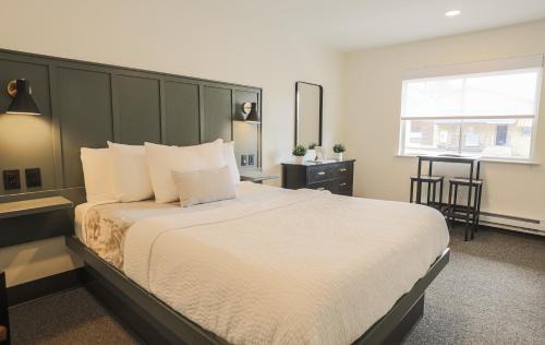 Black Fork Hotel | River City Inn