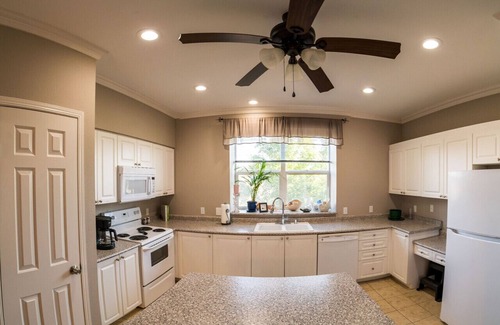 Columbia Way House | River Condo 3 minute walk minutes to river waterfront, restaurants & boardwalk