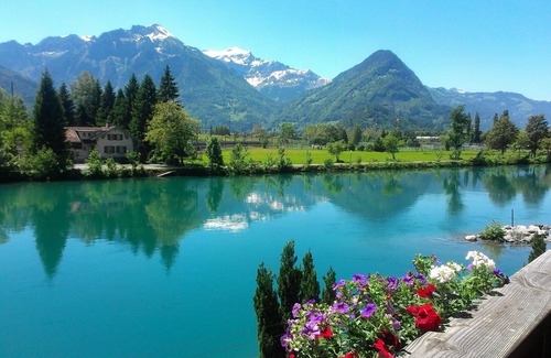 Goldswil Cabin | River front studio apartment. Private balcony with fantastic views. Romantic!