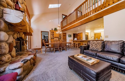 Aspen Brook House | River, Hot Tub, King Beds, Walk Into Nat'l Park