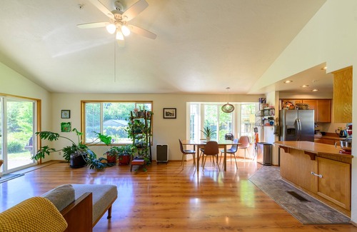 Central Oregon House | River House: country living close to everything!