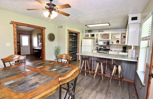 Martindale House | River House | Sleeps 8 | WiFi | San Marcos River