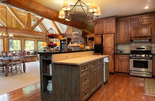 Stanley House | RIVER MAGIC! Riverfront Private Retreat—Fish and Kayak from the Backyard!