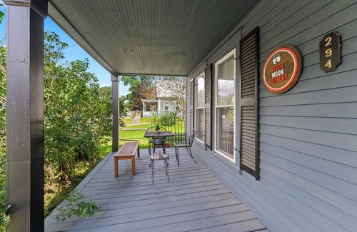 Warren House | River Moon Retreat-8 BRs - HotTub - River - WiFi