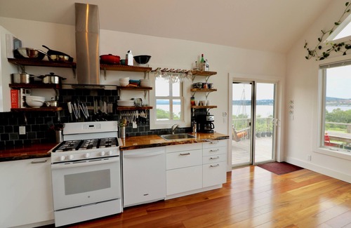 Beacon Apartment | River & Mountain Views from Jacuzzi - near Metro North Train Station