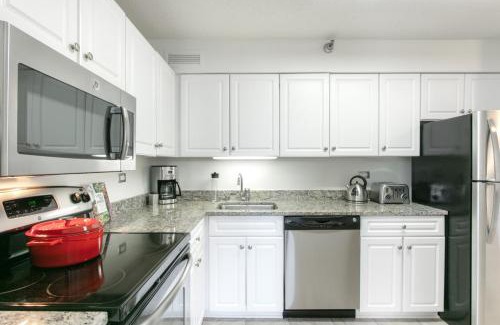 Rush and Division Apartment | River N 2BR w Gym WD nr Magnificent Mile CHI-164