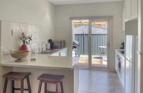 Jamieson Cottage | River Rock Cottage Centrally located and Dog friendly
