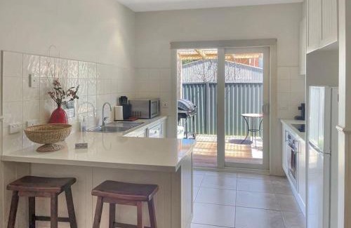 Jamieson House | River Rock Cottage Centrally located and Dog friendly