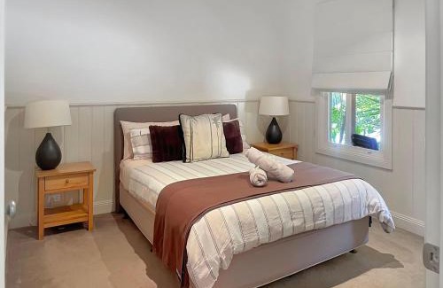 Jamieson House | River Rock Cottage Centrally located and Dog friendly