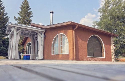 Turner Valley House | River Rock Retreat - Family & Groups - Southern Alberta, Turner Valley, Alberta