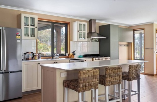 Longley House | River Rock Retreat Relaxing Country Spa Seclusion