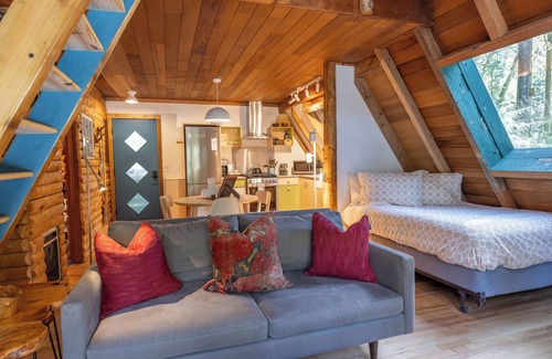 Gold Bar Cabin | River Runs Through this secluded A-Frame, hot tub