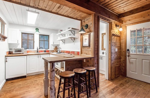 Sundance Cottage | River Song Cottage - 2 Min Walk to Sundance Resort, Pet Friendly, Location, Hot Tub, Stream, Quiet