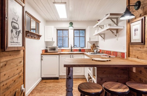 Sundance Cottage | River Song Cottage - 2 Min Walk to Sundance Resort, Pet Friendly, Location, Hot Tub, Stream, Quiet