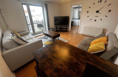 Dundee Apartment | River View Apartment - Central Dundee - Free Private Parking - Sky & TNT Sports - Lift Access - Superfast WIFI - Quiet Neighbourhood - 2 Bathrooms - Amazing Views - Balcony & Courtyard - Long Stays Welcome