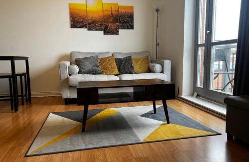 Dundee Apartment | River View Apartment - Central Dundee - Free Private Parking - Sky & TNT Sports - Lift Access - Superfast WIFI - Quiet Neighbourhood - 2 Bathrooms - Amazing Views - Balcony & Courtyard - Long Stays Welcome