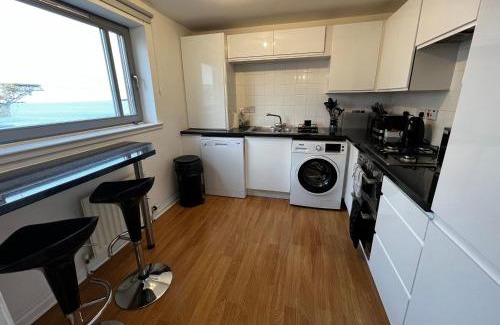 Dundee Apartment | River View Apartment - Central Dundee - Free Private Parking - Sky & TNT Sports - Lift Access - Superfast WIFI - Quiet Neighbourhood - 2 Bathrooms - Amazing Views - Balcony & Courtyard - Long Stays Welcome
