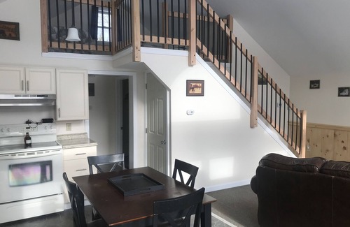 Pittsburg House | River view cabin Direct Snowmobile Access