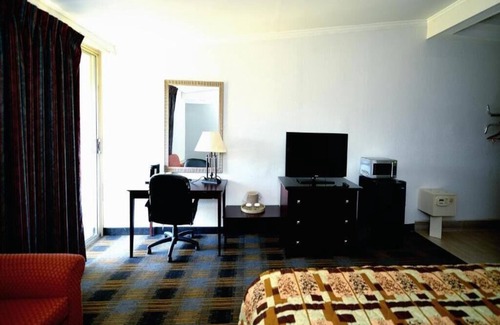 Somerset Hotel | River-view Room, 1 King Bed with Jacuzzi tub and Balcony