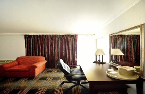 Somerset Hotel | River-view Room, 1 King Bed with Jacuzzi tub and Balcony