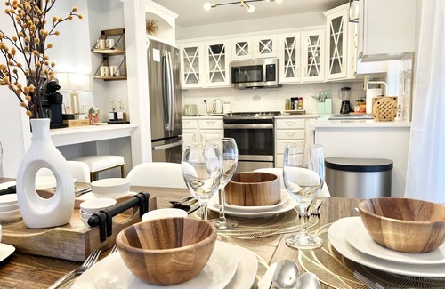 St. Charles House | River View, walk to town, stylish, Spacious