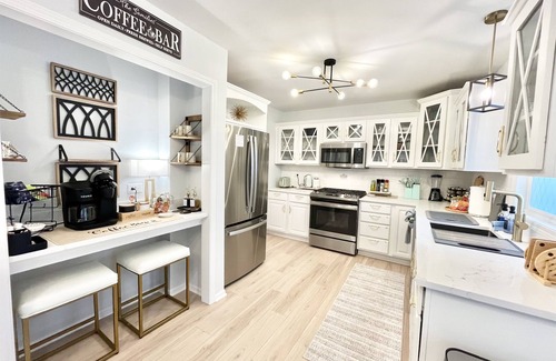 St. Charles House | River View, walk to town, stylish, Spacious